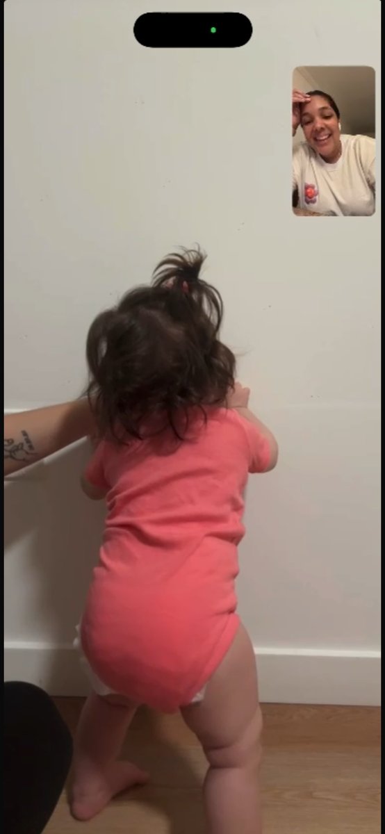 Maestra de Cupines guiando a una bebé en una actividad de estimulación temprana
